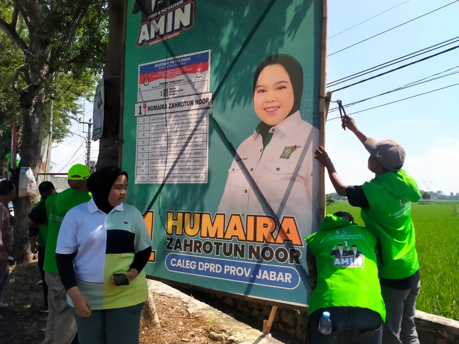 Caleg DPRD Provinsi Jawa Barat dari PKB Humaira Zahrotun Noor saat membongkar sendiri APK di Solokanjeruk Kabupaten Bandung