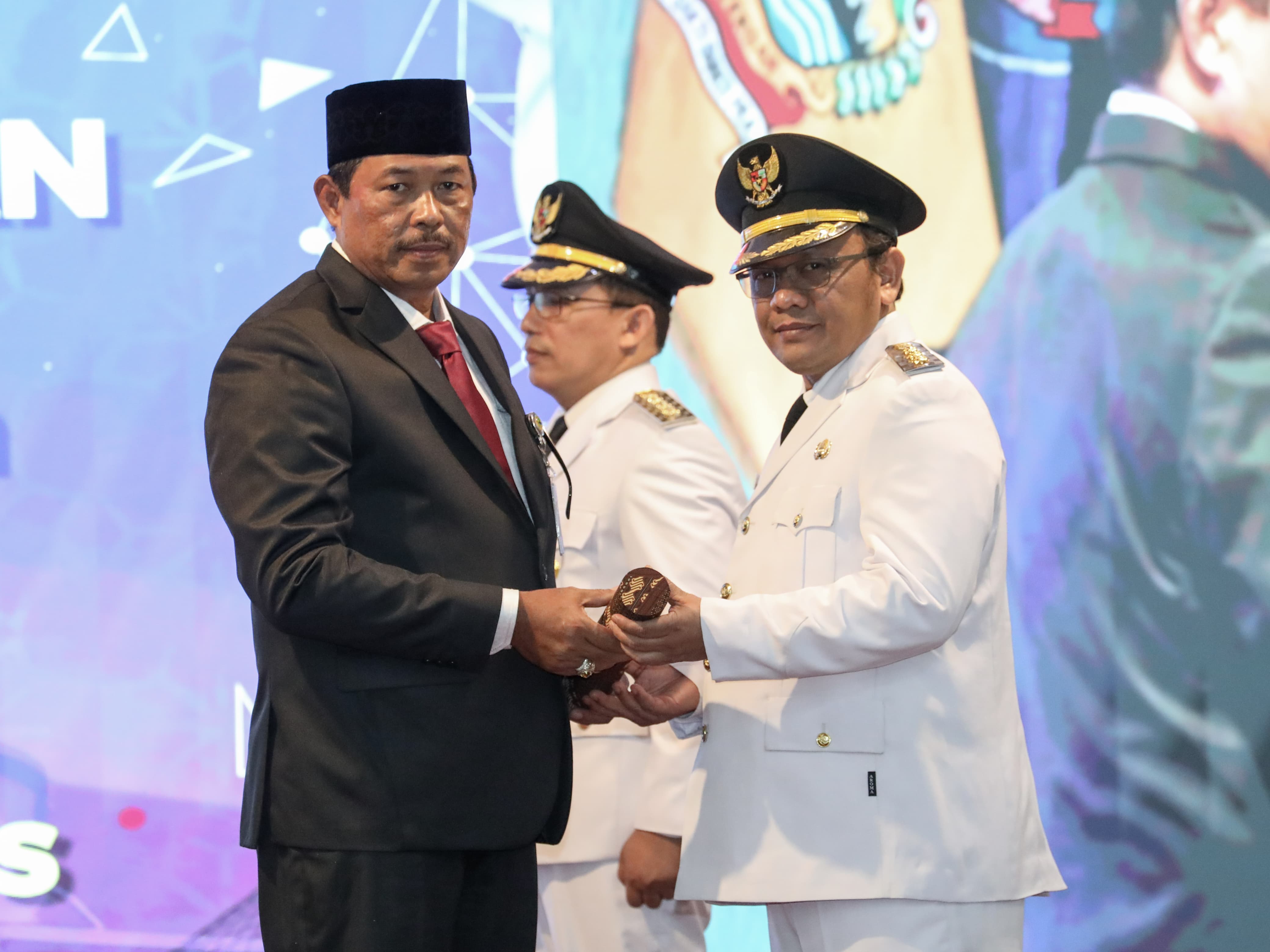 Penjabat Gubernur Jateng, Nana Sudjana melantik Agustyarsah menjadi Pj Bupati Tegal dan Muhamad Hasan Chabibie menjadi Pj Bupati Kudus. 