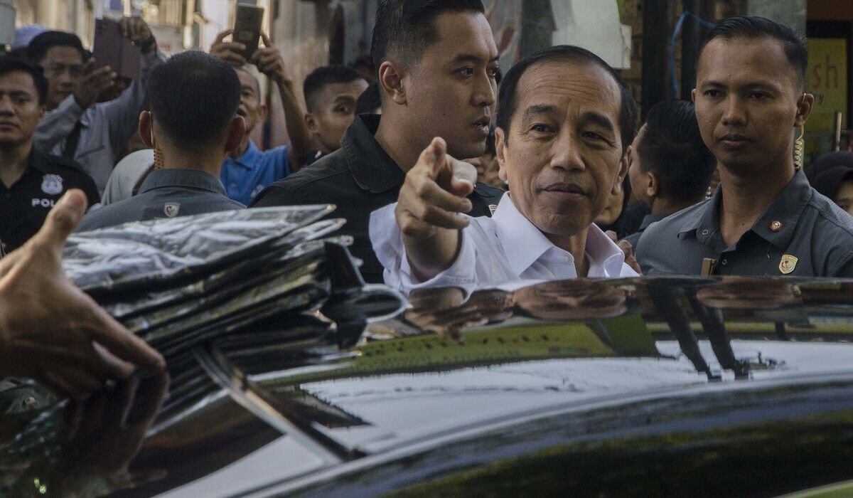 Presiden Joko Widodo (tengah) di Bandung, Juli 2023.