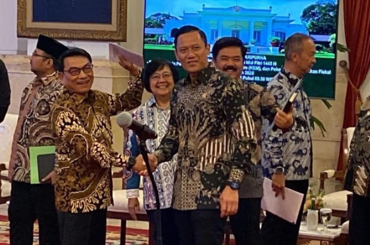 Menteri ATR AHY berjabat tangan dengan Kepala Staf Kepresidenan Moeldoko