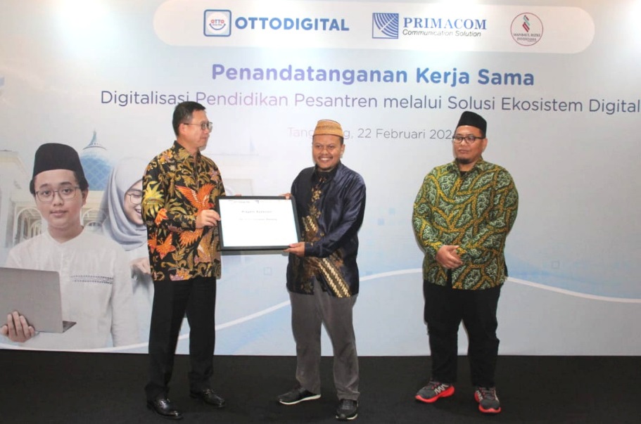 CEO OttoDigital Theodorus Wiryawan (kiri) saat penandatanganan kerja sama antara OttoDigital, Primacom, dan Mari, di Alam Sutera, Tangerang.