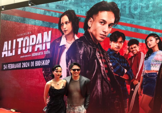 Luthesha Sadhewa dan Jefri Nichol berpose di konferensi pers film Ali Topan, di Jakarta, Selasa (13/2/2024).