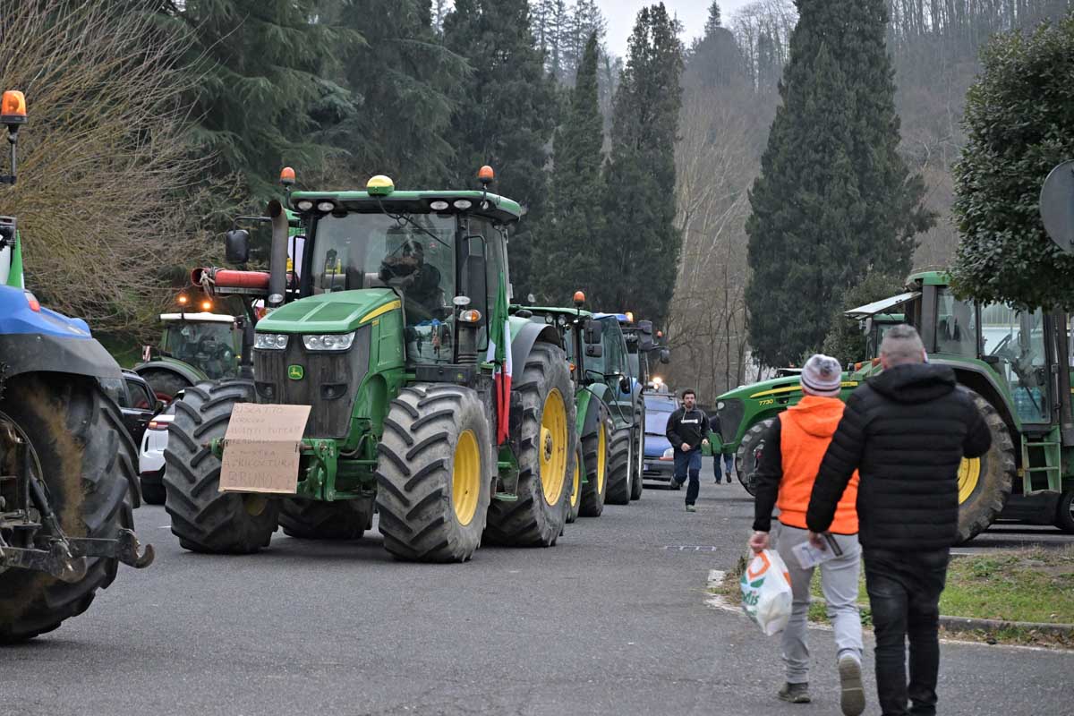 Ribuan petani Italia membawa traktor mereka berdemonstrasi menekan pemerintah memperbaiki perekonomian kelas petani.