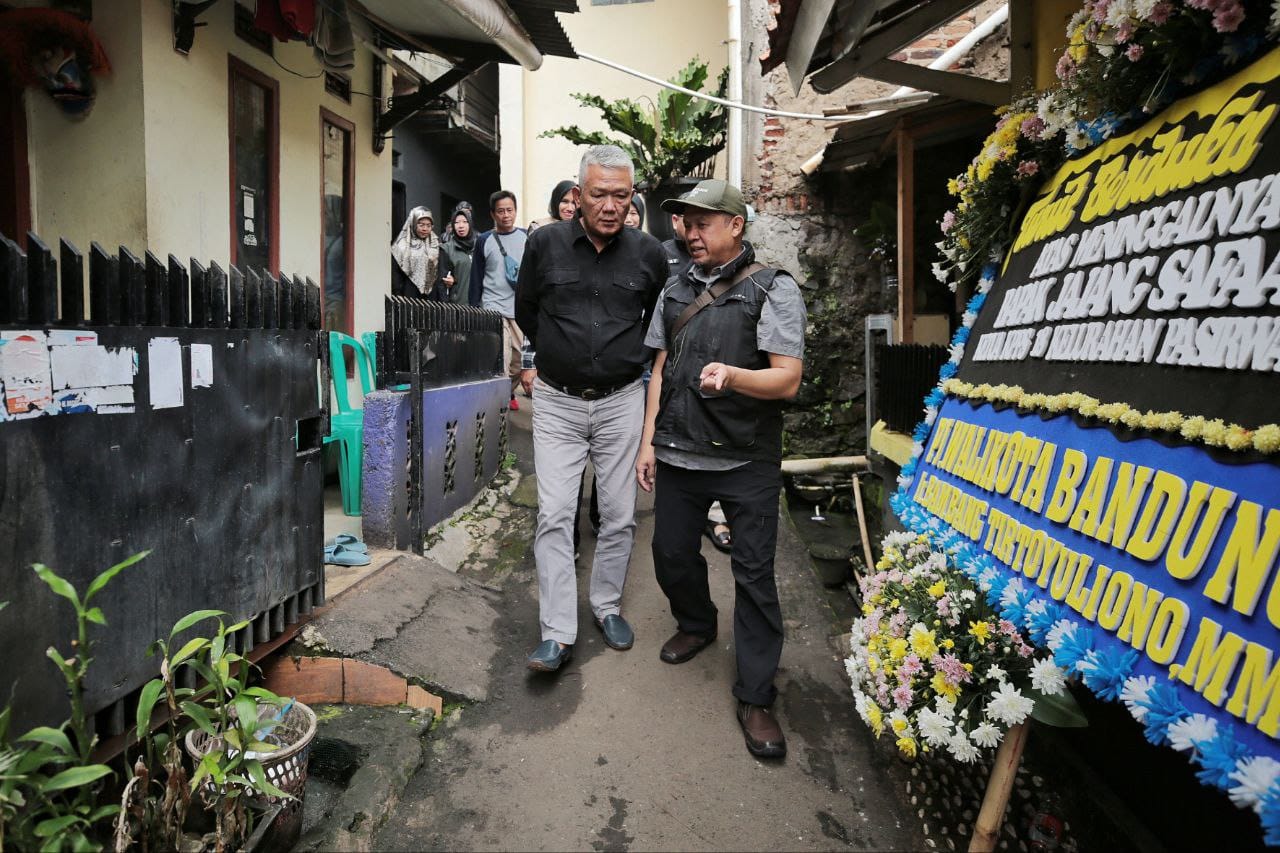 Pj Wali Kota Bandung Bambang Tirtoyuliono menyampaikan ucapanbelasungkawa kepada Ketua Ketua KPPS 18