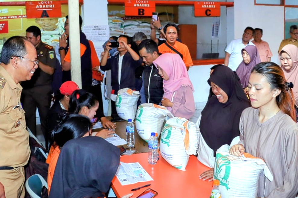 Sejumlah ibu rumah tangga antre untuk mendapatkan bantuan beras