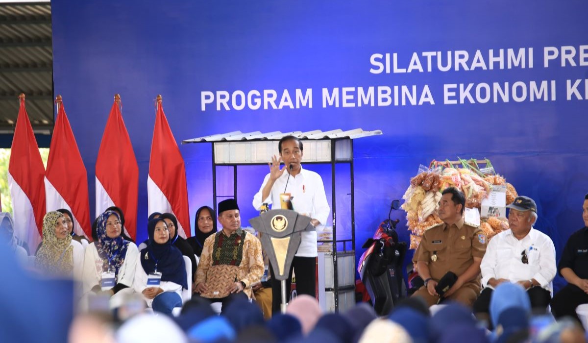 Presiden Joko Widodo dan para nasabah PNM