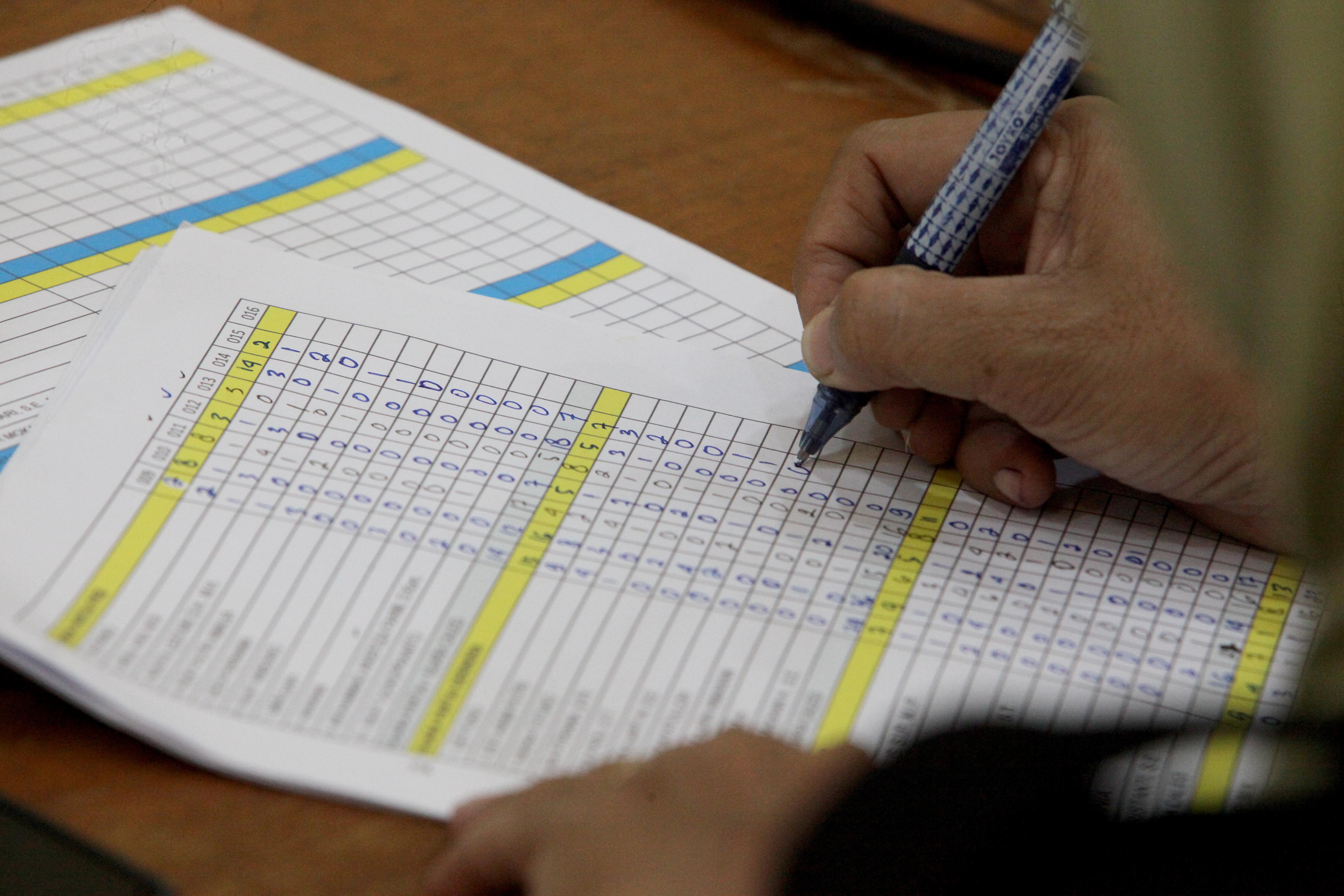 Anggota PPK dan sejumlah saksi melakukan rekapitulasi penghitungan surat suara pemilu di GOR Cilandak, Jakarta, Selasa (20/2).