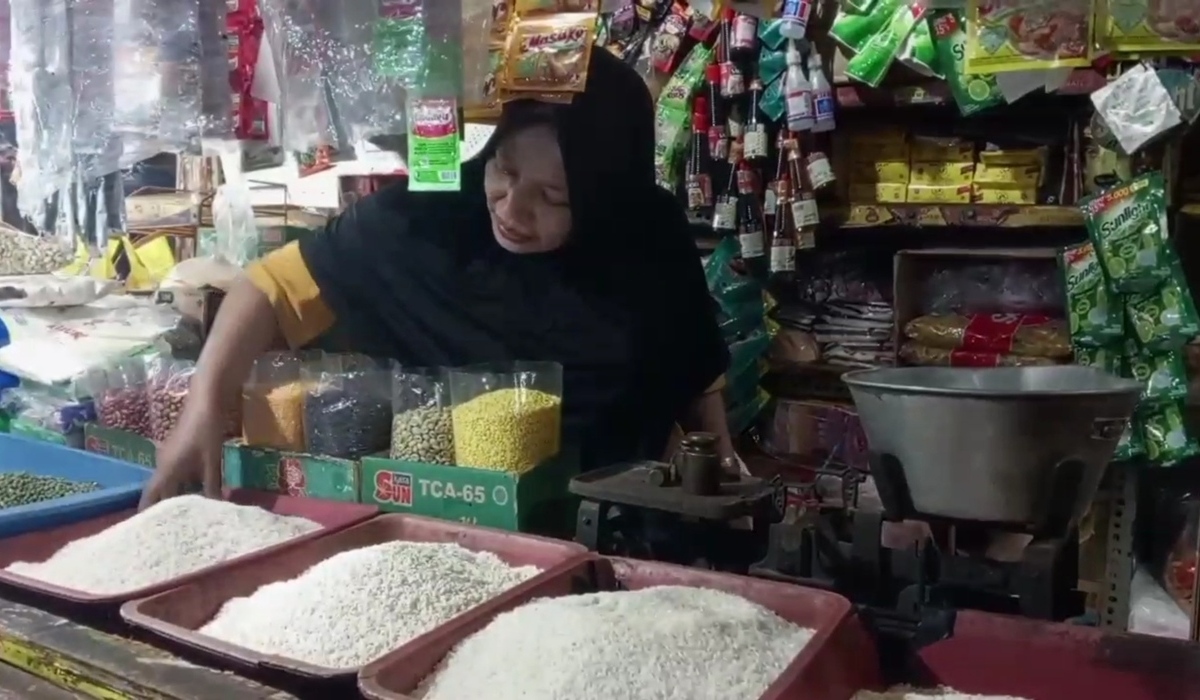 Ilustrasi penjual beras di pasar tradisional.