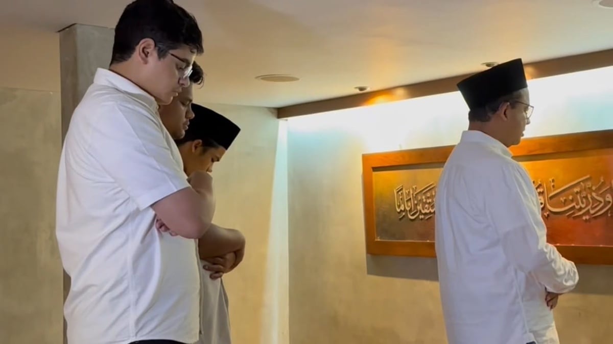 Capres Anies Baswedan tampak menjadi imam salat berjamaah sebelum memulai rangkaian kegiatan Pemilu 2024.