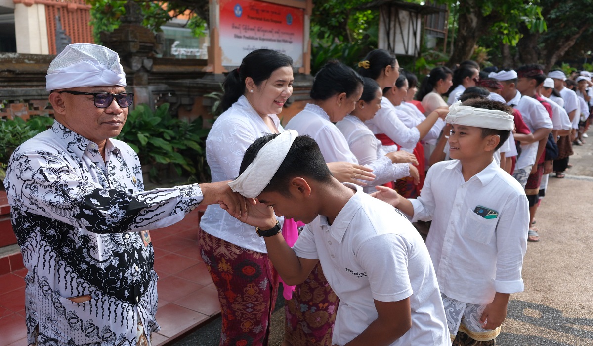 Murid memberikan salam kepada guru di Bali