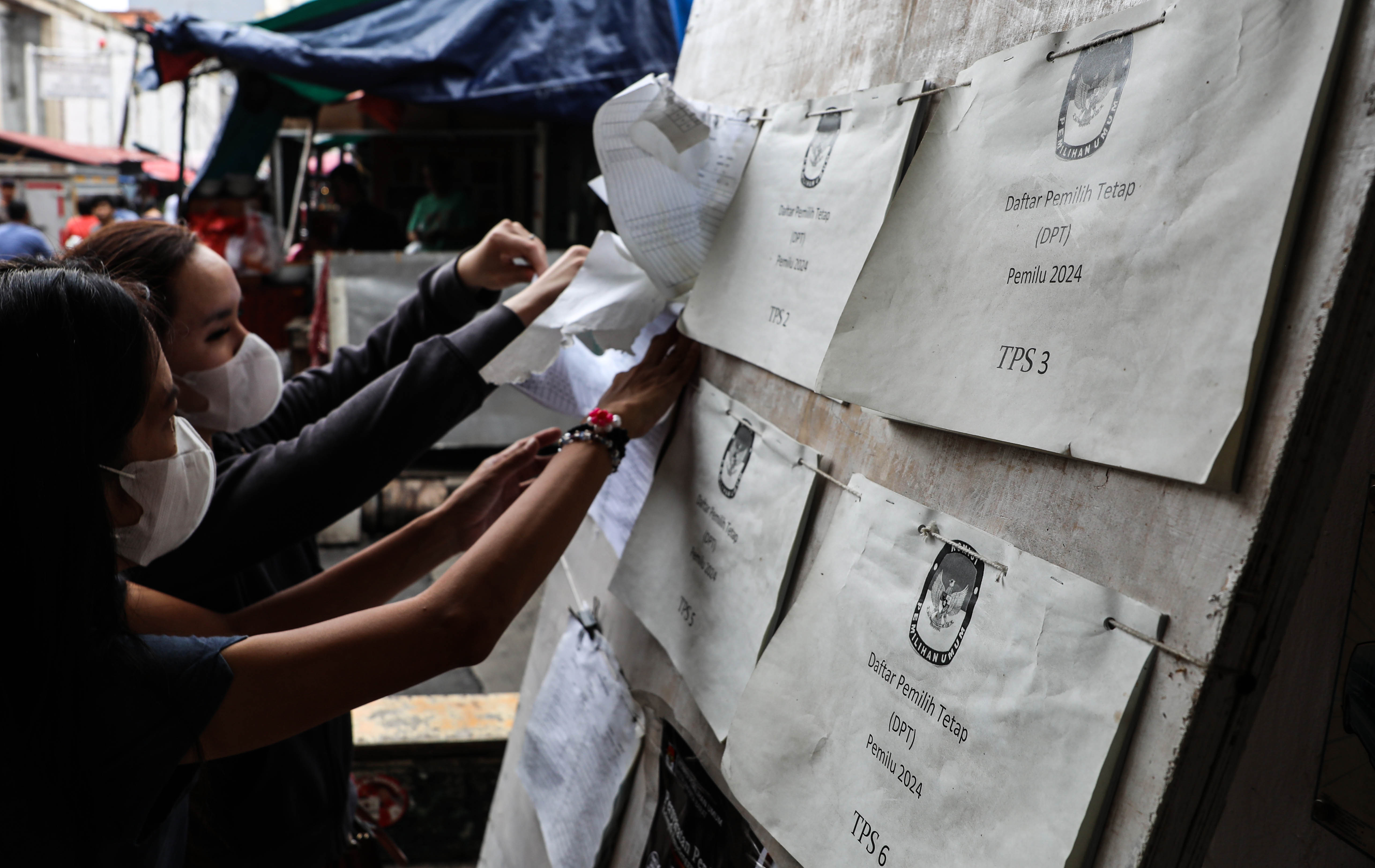 Ilustrasi. Warga mencari nama di DPT di salah satu pos keamanan Kelurahan Glodok, Taman Sari, Jakarta, Selasa (6/2).