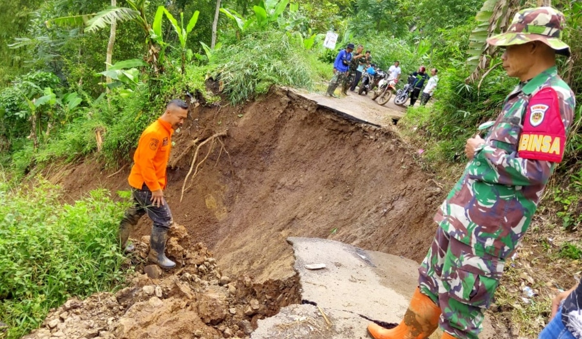 Relawan menyingkirkan rumpun bambu yang menutup akses Jalan Kolonel Masturi, Lembang.