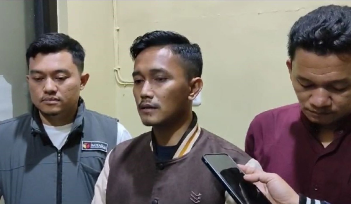 Kordiv Penanganan Pelanggaran dan Data Informasi Bawaslu Kabupaten Cianjur, Yana Sopyan (tengah),