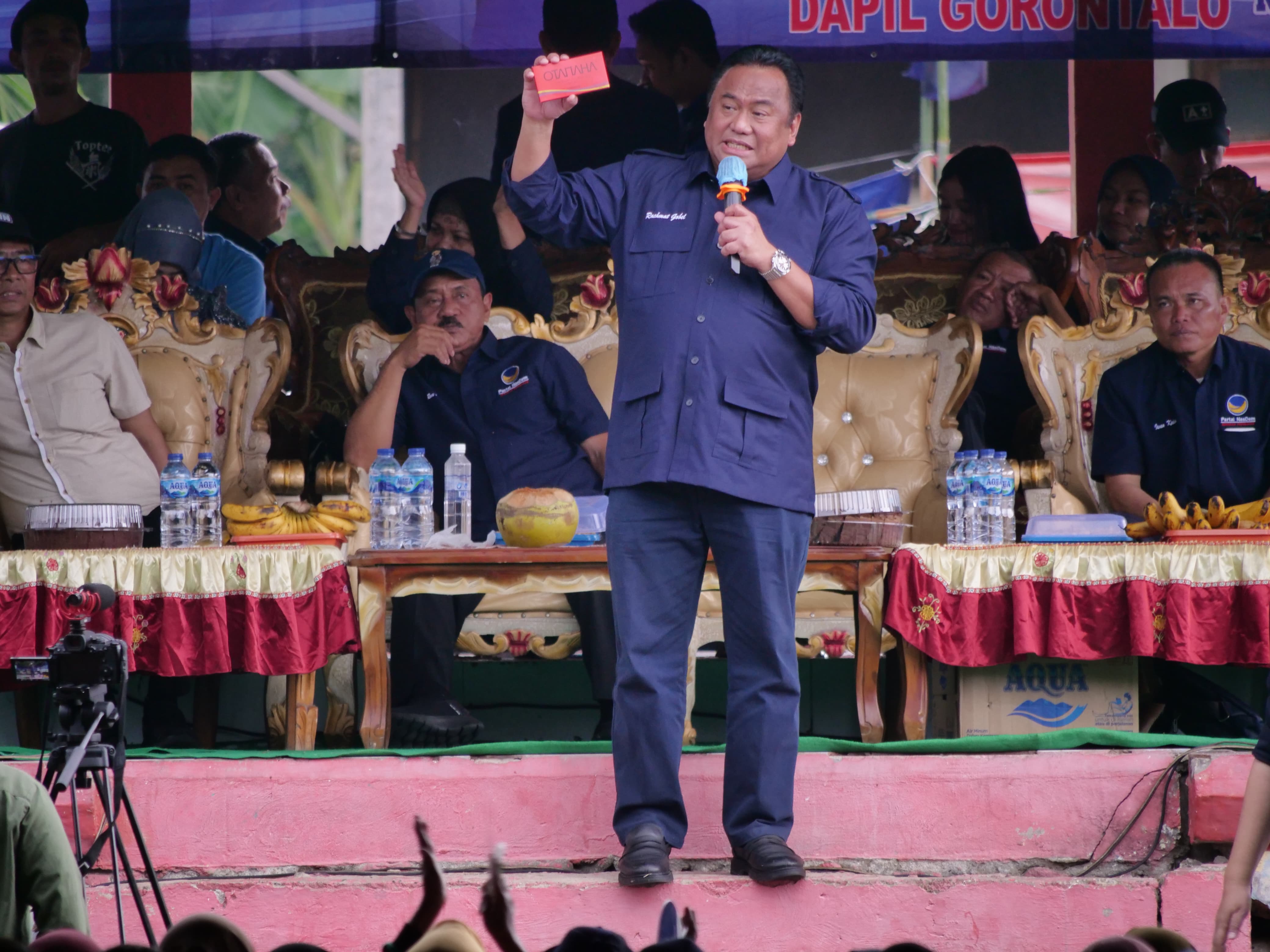 Ketua DPW Partai NasDem Gorontalo Rachmat Gobel saat berkampanye di Desa Bongo III, Kecamatan Wonosari, Kabupaten Boalemo.