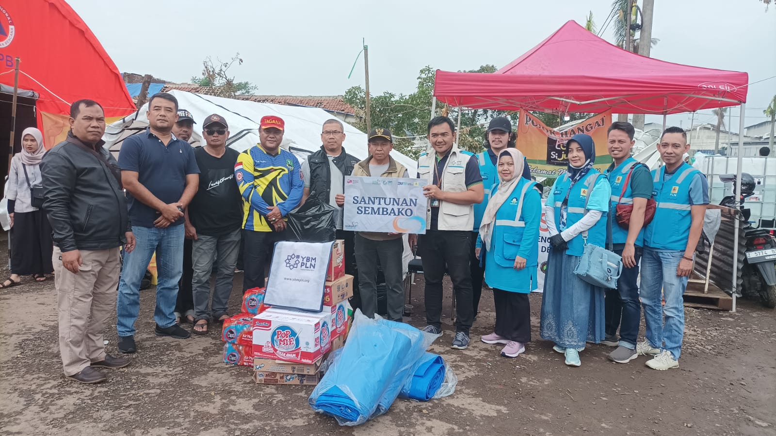PLN Sumedang menyerahkan bantuan untuk korban angin puting beliung