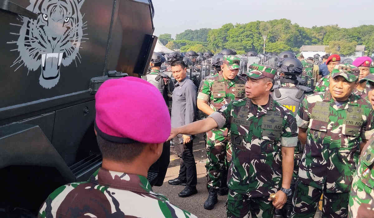 Panglima TNI Jenderal Agus Subiyanto (kedua kanan) saat mengecek kesiapan pemilu 2024.