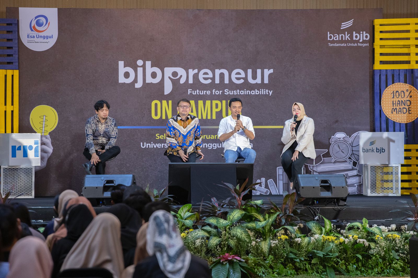 Talkshow 'bjbPreneur on Campus' bertajuk “Bisnis Berkelanjutan, UMKM Maju” di Universitas Esa Unggul (UEU), Jakarta Barat, Selasa (27/2)