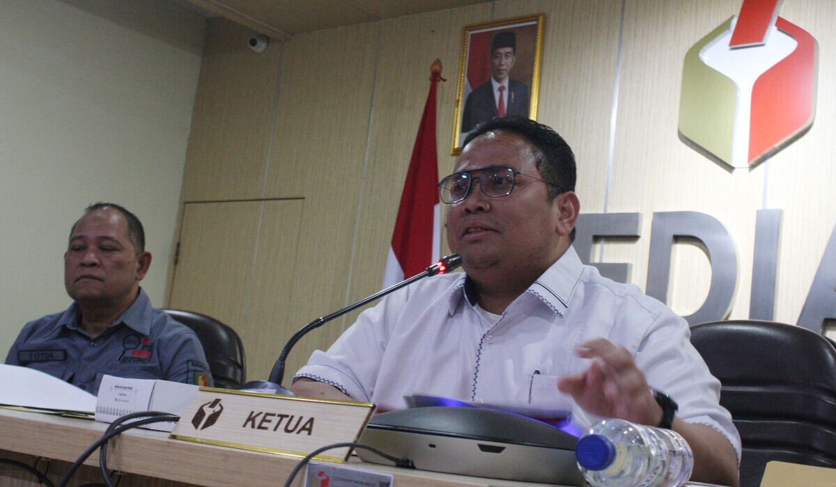 Ketua Badan Pengawas Pemilu (Bawaslu) Rahmat Bagja (kanan).