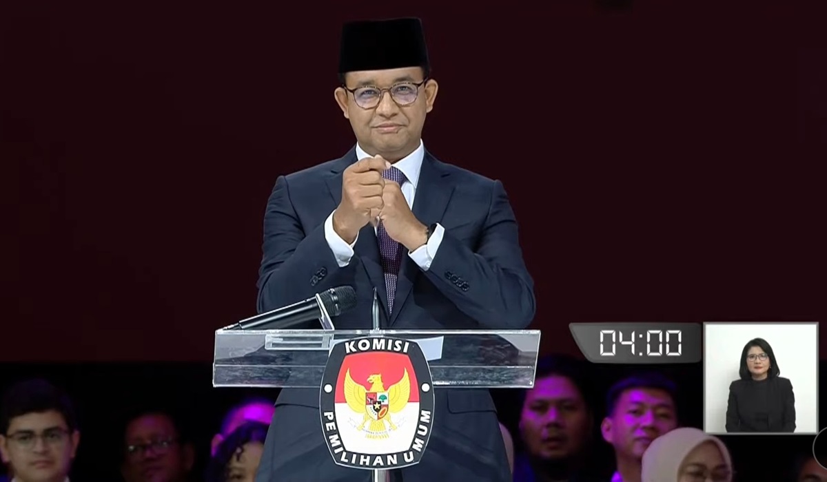 Capres Anies Baswedan menggunakan bahasa isyarat saat buka debat capres 