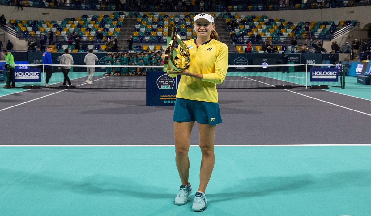 Petenis Kazakhstan Elena Rybakina usai menjadi juara di Abu Dhabi Terbuka