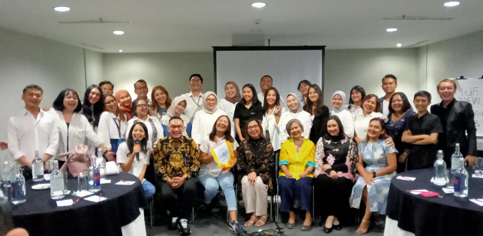 Pengurus Himpunan Humas Hotel (H3) Bandung sesuai mengikuti pengukuhan. 