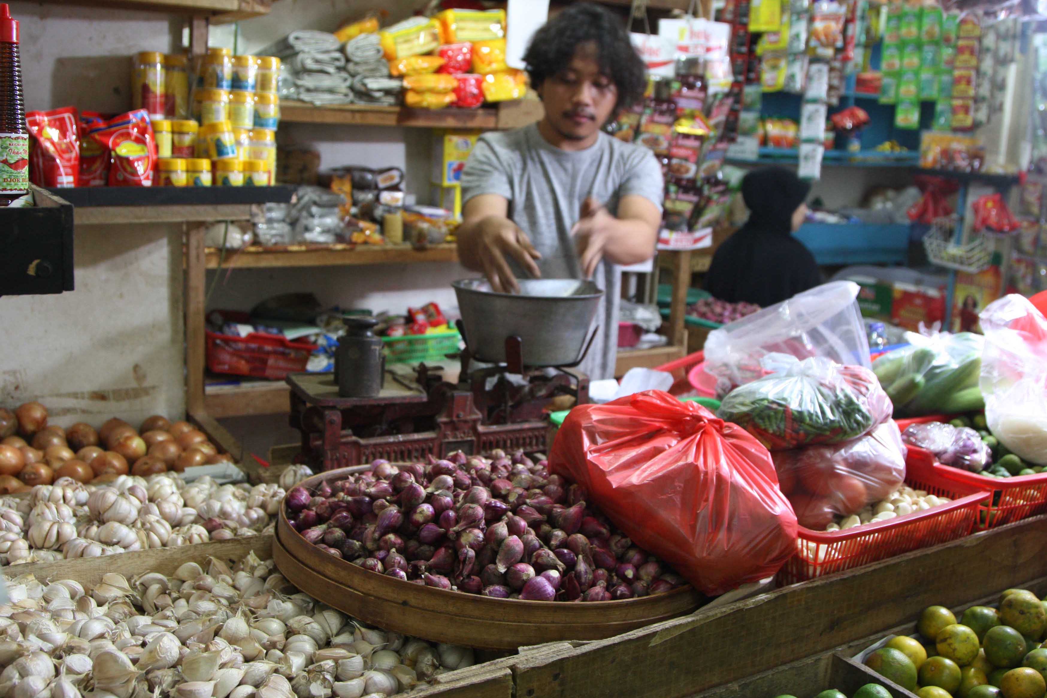 Ilustrasi. Pedagang sayuran dan bumbu tengah melayani pembeli di Pasar Rumput, Jakarta, Kamis (9/2/2023).