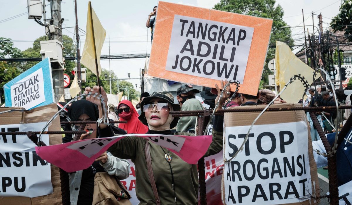 Masyarakat mengadakan aksi unjuk rasa di depan kantor KPU RI di Jalan Imam Bonjol, Jakarta