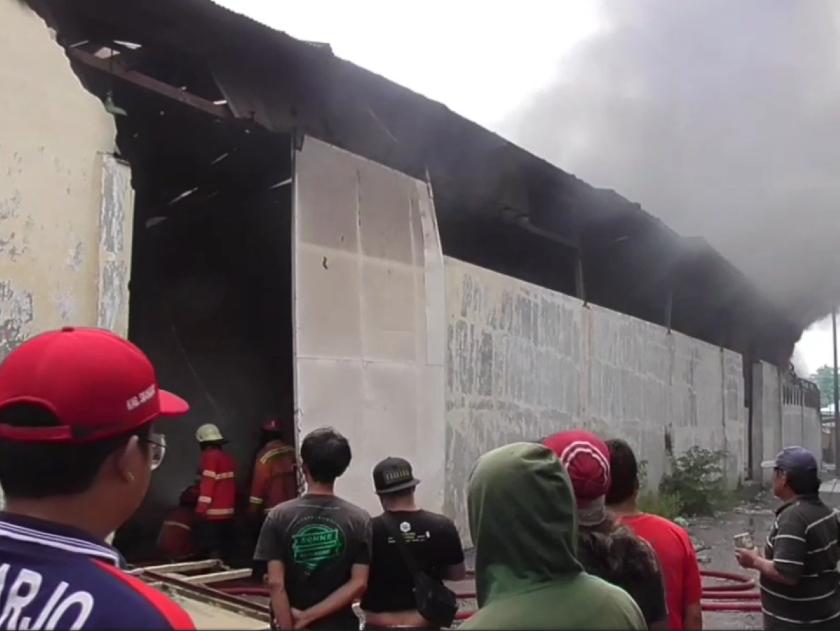 Kebakaran di gudang penyimpanan karton, Sidoarjo.
