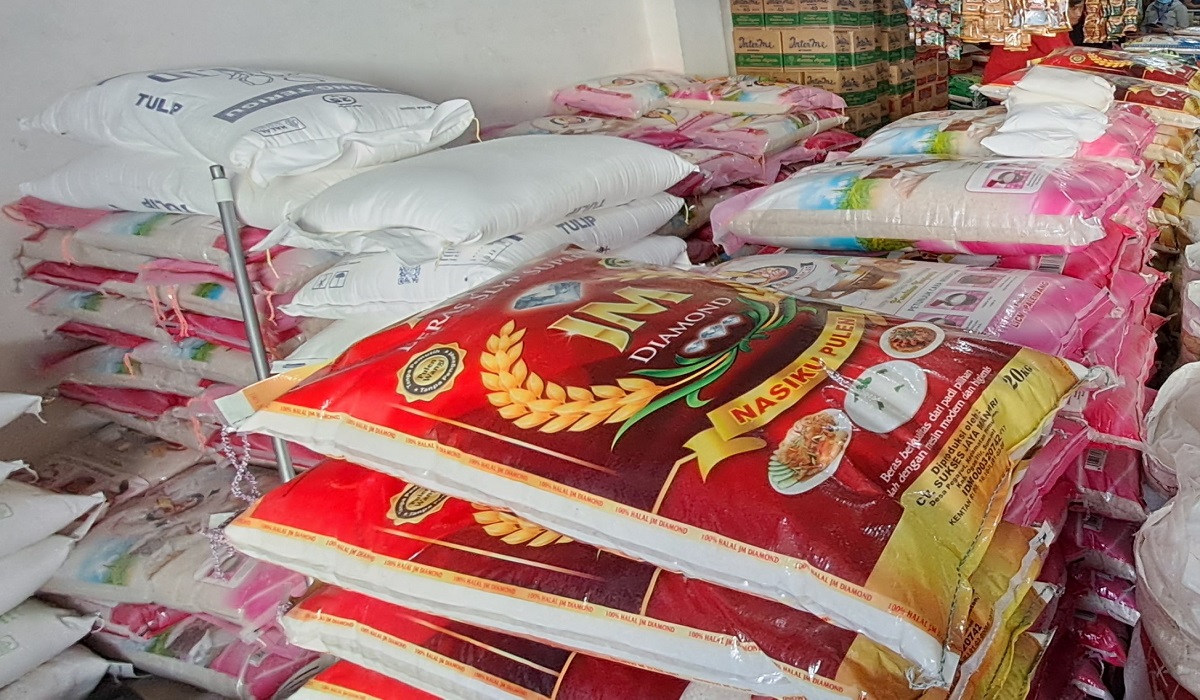 Beras Mahal Warga Palu Kurangi Pembelian