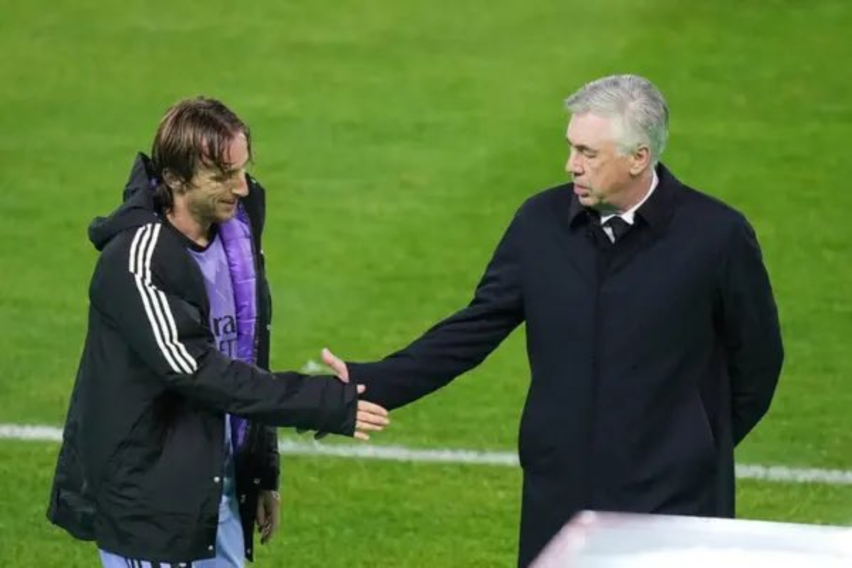 Gelandang Real Madrid, Luka Modric diberikan tawaran untuk menjadi staf pelatih oleh Carlo Ancelotti setelah pensiun akhir musim nanti