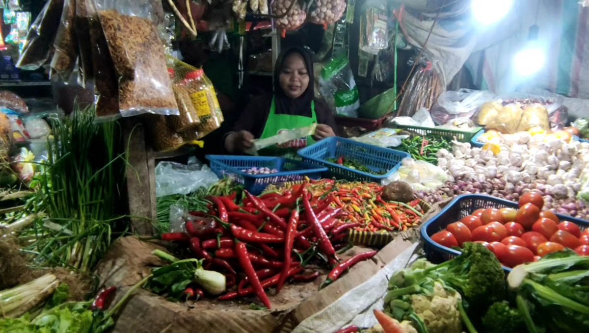 Sejumlah kebutuhan pokok di Kabupaten Sidoarjo menunjukan kenaikan harga, seperti telur ayam ras dan cabai.