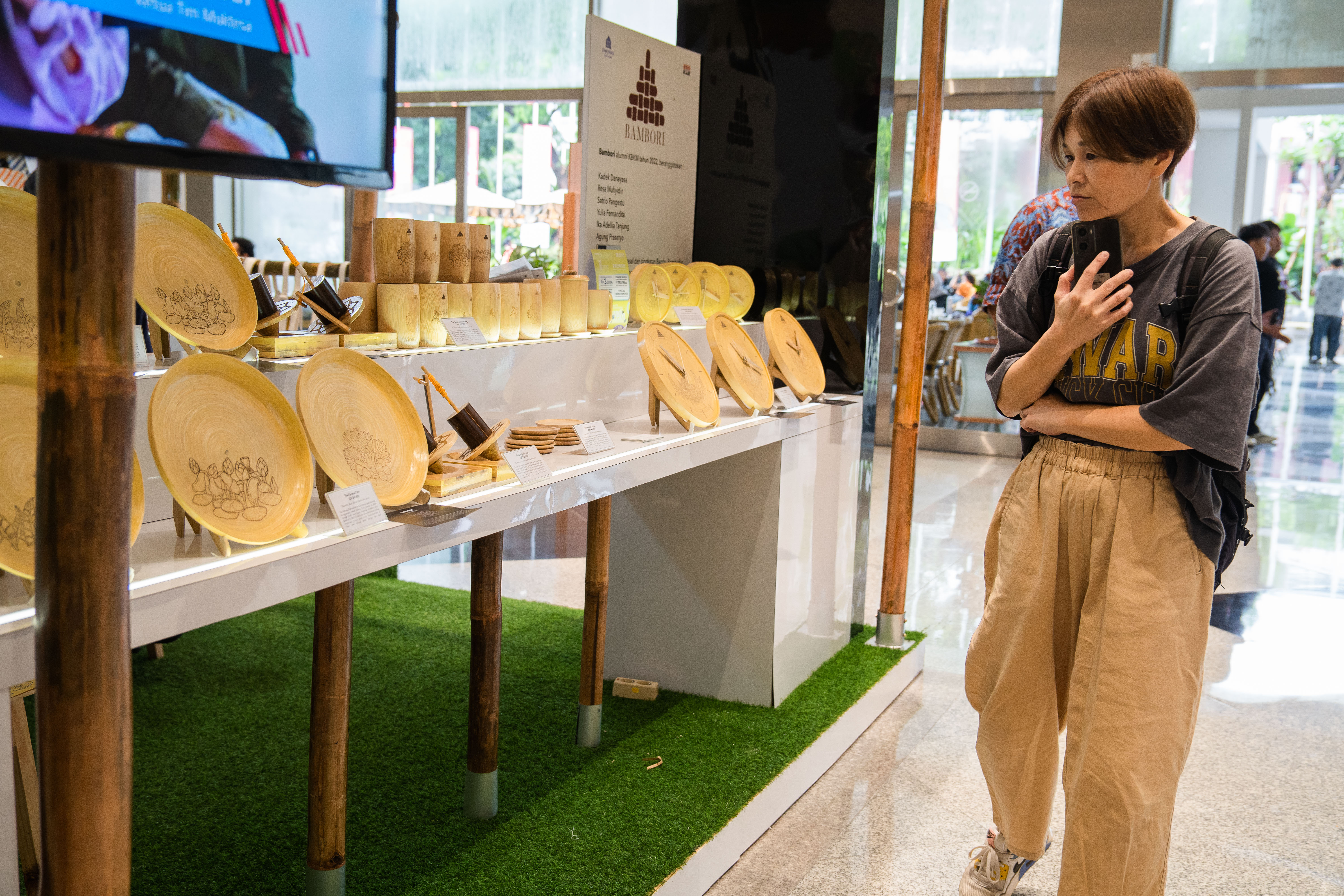 Pengunjung melihat gerai atau stan KBKM di ajang Inacraft 2024