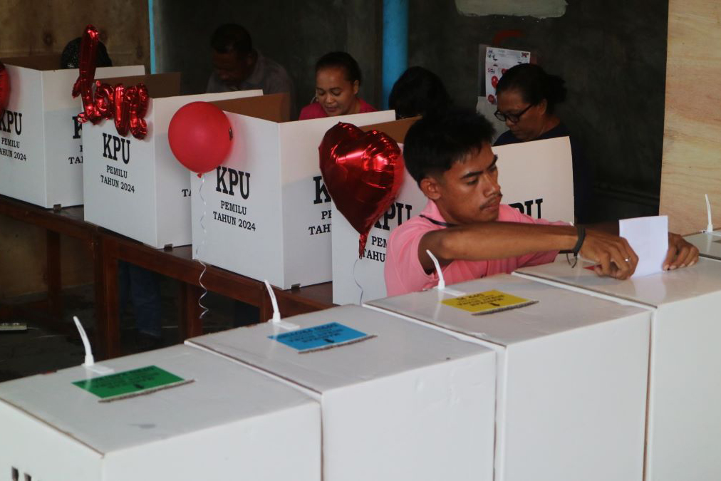 Suasana di salah satu TPS di Kupang, NTT, Rabu (14/2).