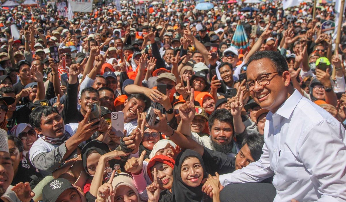 Capres nomor urut 1 Anies Baswedan menyapa pendukungnya saat kampenye akbar di Stadion Jaya Raya, Garut
