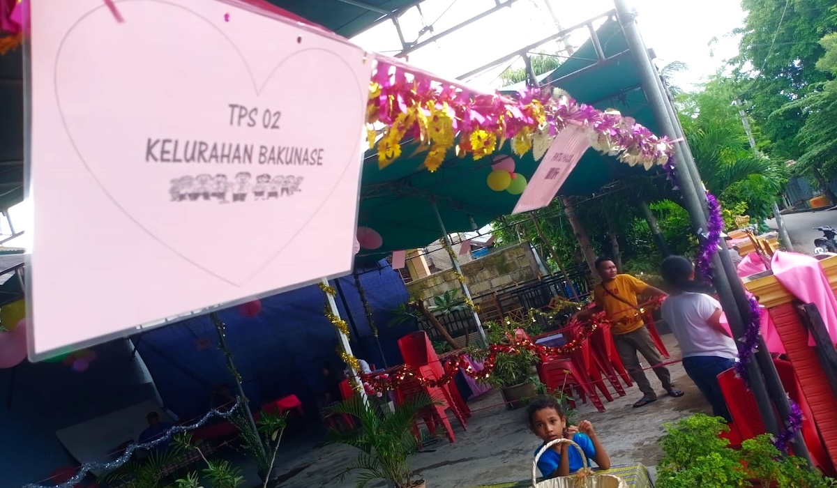 Sejumlah TPS di Kupang, NTT, dihias dengan ornamen Valentine