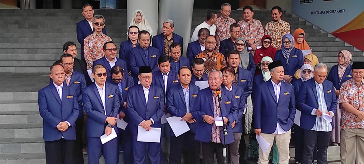 Para Sivitas Akademika UMS bersama Rektor UMS Prof Dr Aidul Fitriciada berikan seruan moral menyikapi situasi politik