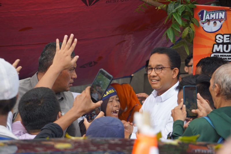 Capres nomor urut 1 Anies Baswedan berjalan kaki menuju JIS.