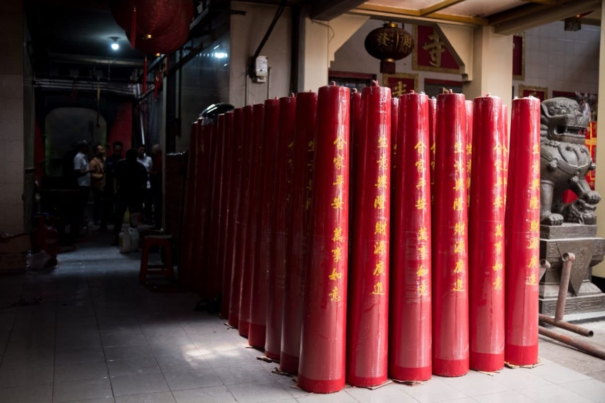 Lilin-lilin besar untuk persiapan Imlek 2575 di Vihara Dharma Ramsi, Kota Bandung, Jawa Barat.