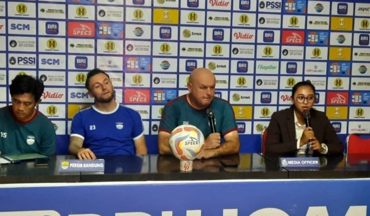 Pelatih Persib, Bojan Hodak (kedua kanan).