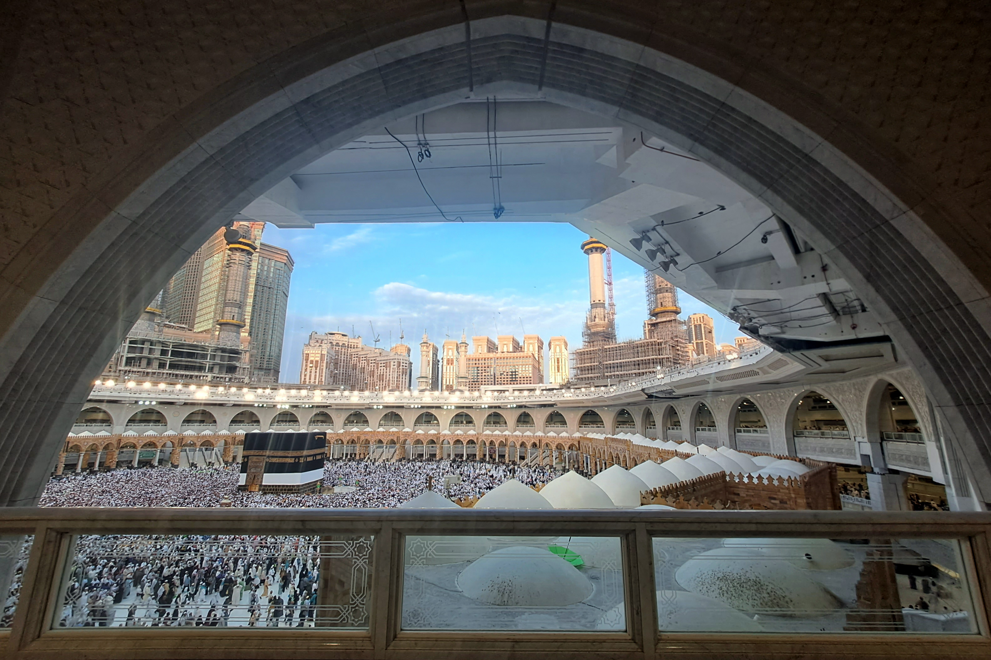 Jemaah haji melakukan tawaf ifadah mengelilingi ka'bah di Masjidilharam, Mekah, Arab Saudi, Sabtu (1/7/2023). 