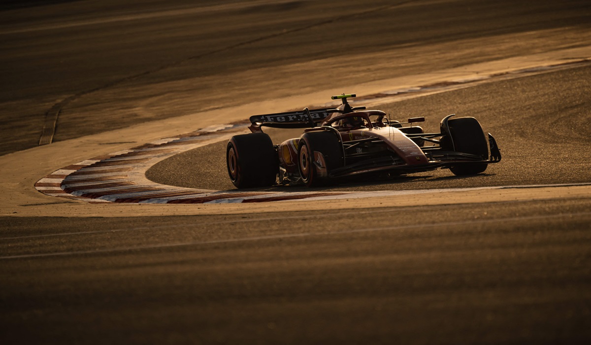 Mobil Ferrari yang dikemudikan Carlos Sainz beraksi di uji coba pramusim Formula 1 di Bahrain,