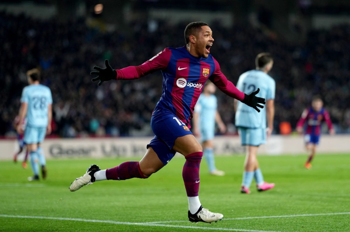 Stiker FC Barcelona, Vitor Roque (20) melakukan selebrasi emosionalnya setelah mencetak gol perdana melawan Osasuna dalam laga lanjuga La Li