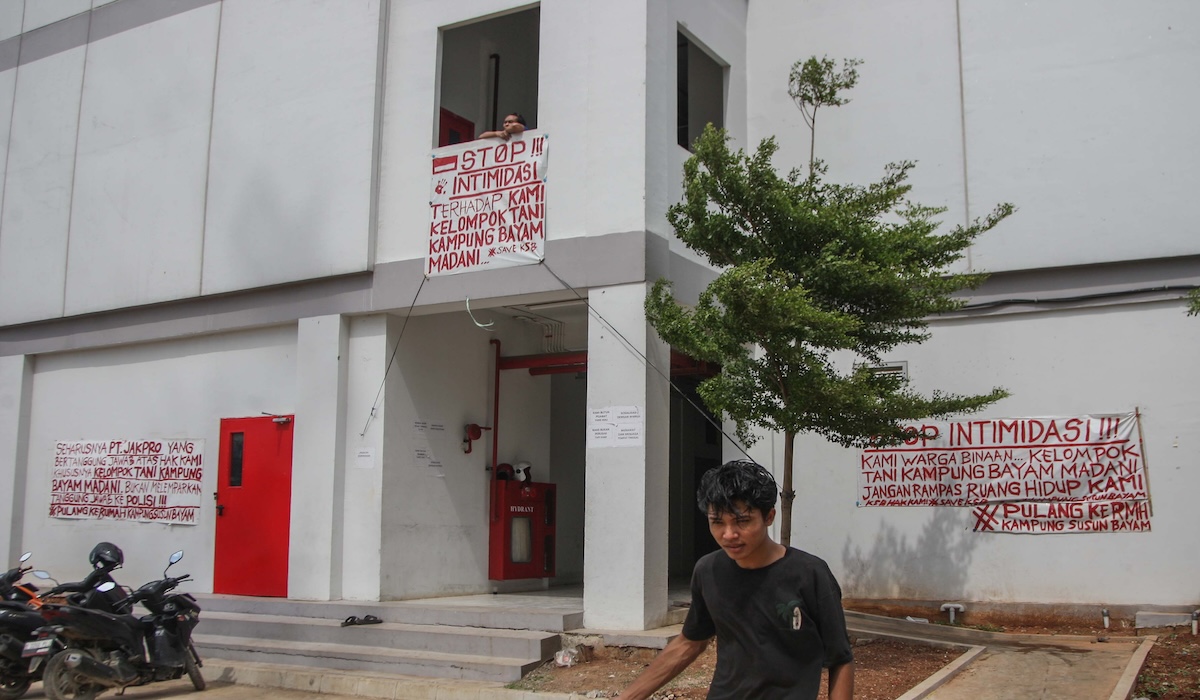 Warga beraktivitas di Kampung Bayam