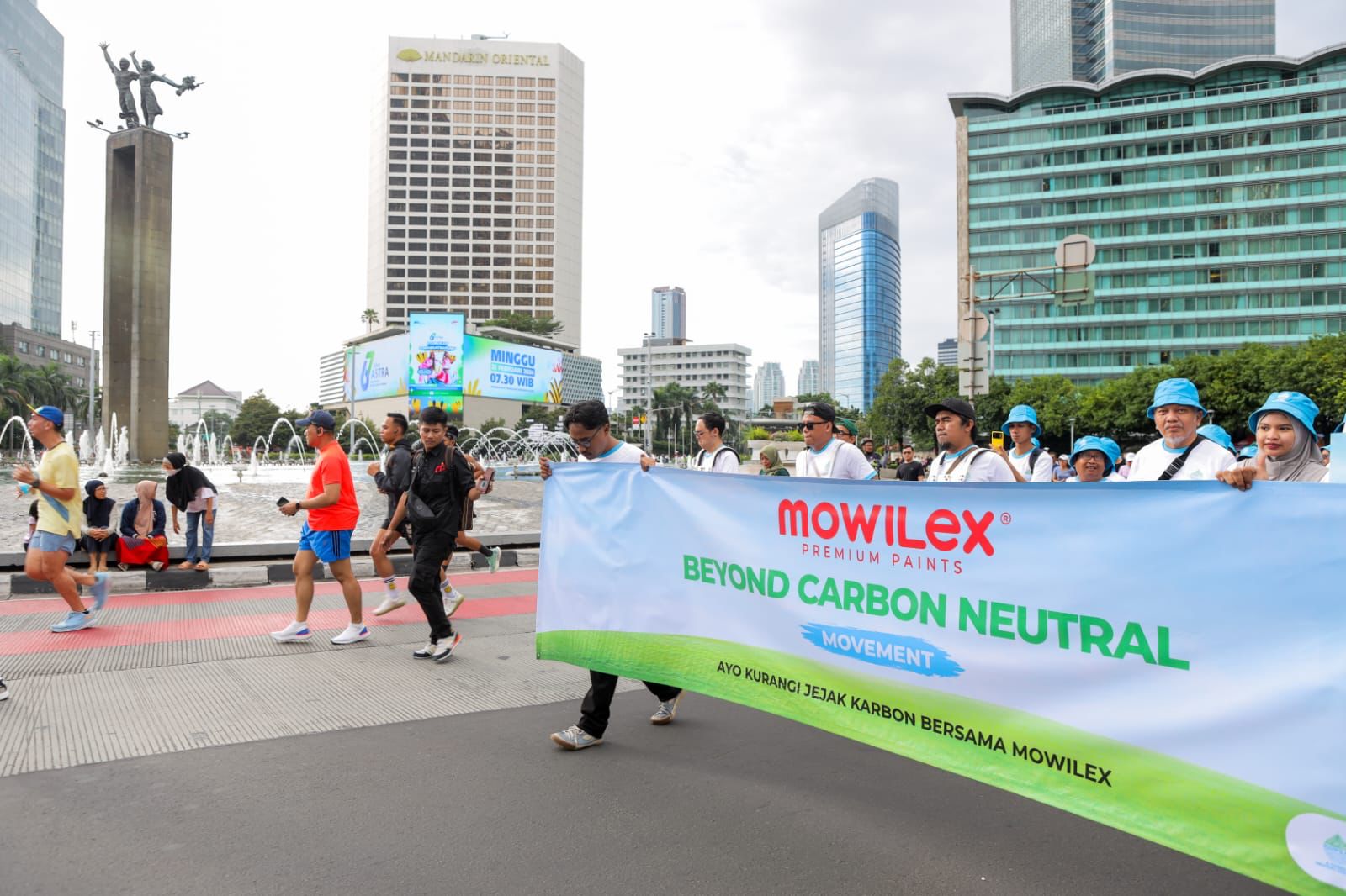 Acara “Beyond Carbon Neutral Movement” pada Car Free Day di Anjungan Sarinah, Jakarta Pusat, Minggu (25/2). 
