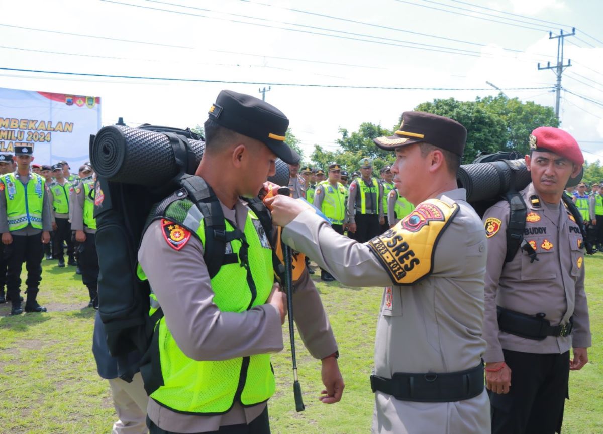 Kapolres Klaten AKB Warsono (kanan) saat gelar apel kesiapan pengamanan TPS Pemilu 2024, Selasa (13/2).