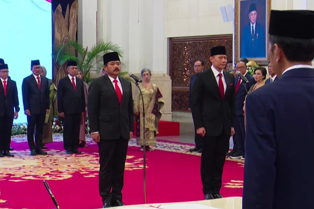 Presiden Jokowi melantik Hadi Tjahjanto dan Agus Harimurti Yudhoyono sebagai menteri.