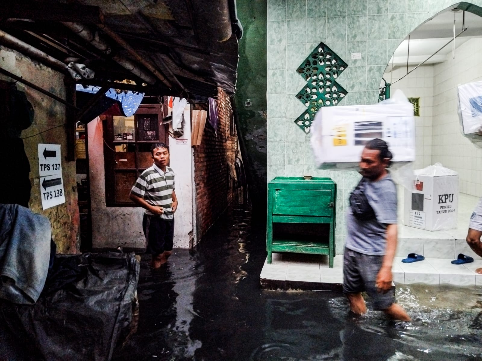 TPS  138 di Pesing Koneng, Kelurahan Kedoya Utara, Kecamatan Kebon Jeruk, Jakarta Barat, dipindah lokasi akibat terendam banjir.
