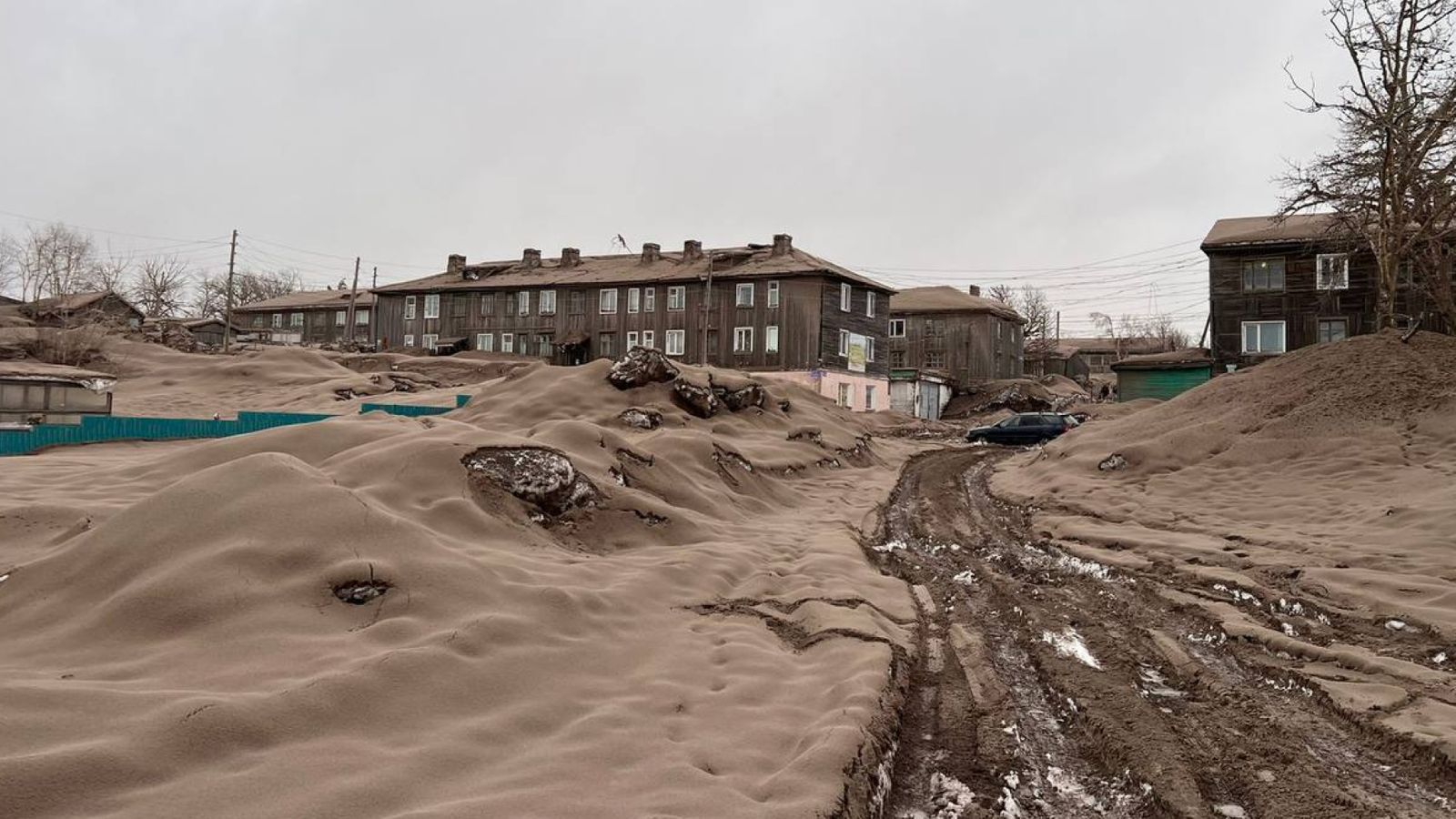 Abu vulkanik membawa partikel yang berbahaya dan bisa merusak lingkungan dengan dampak yang luas. 