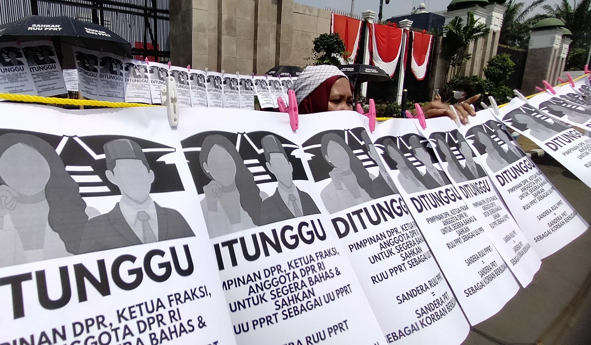 Aksi unjuk rasa meminta pengesahan RUU PPRT