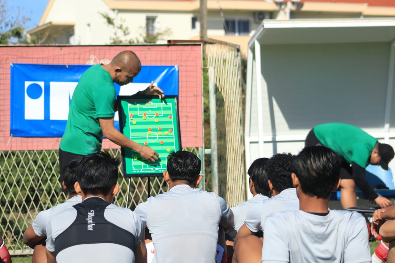 Pelatih Timnas U-16 Nova Arianto sedang memberikan instruksi kepada para pemain
